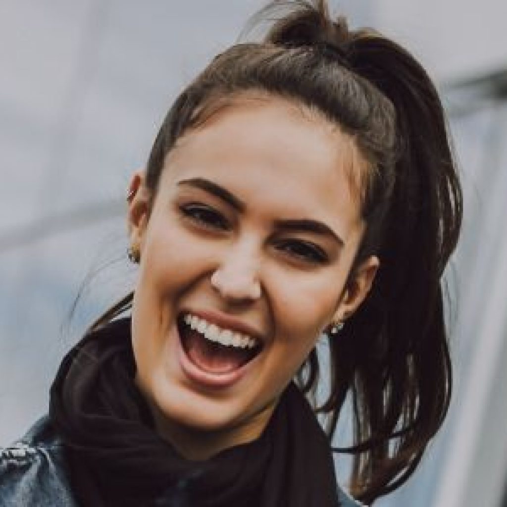 chica con carillas dentales