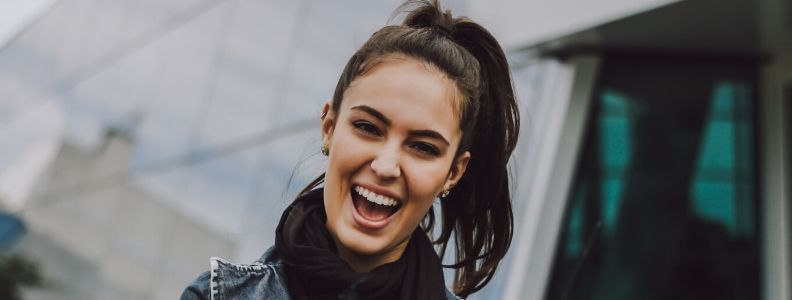 chica con carillas dentales