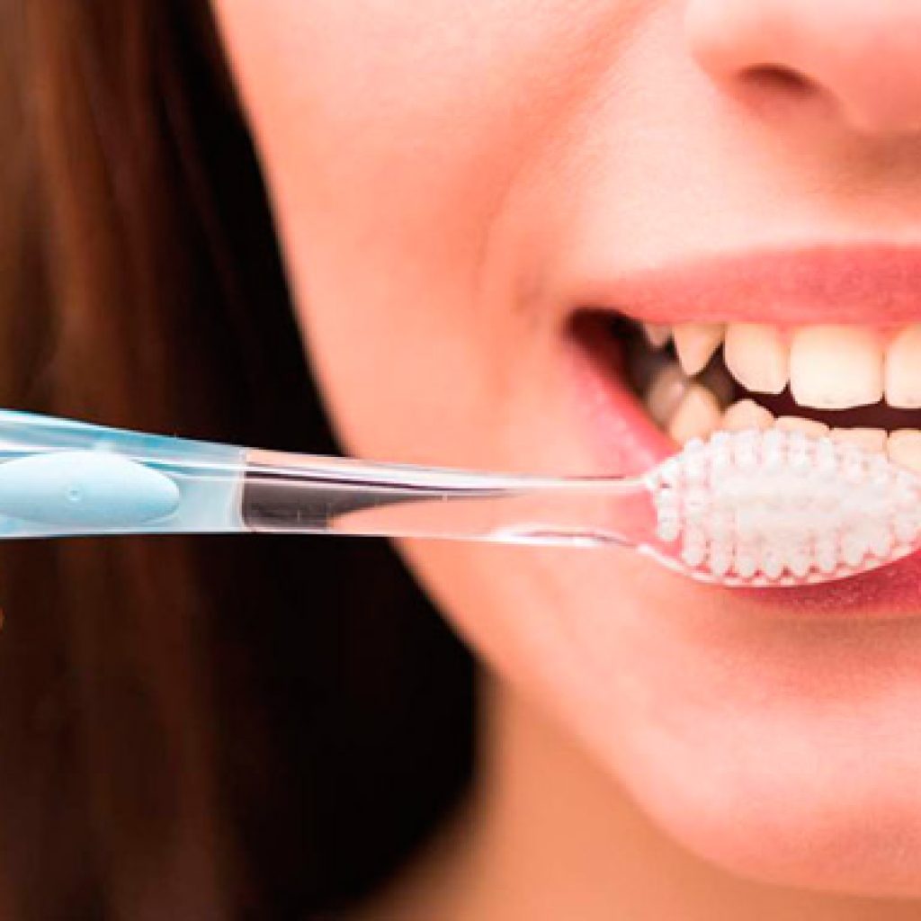 como eliminar las manchas marrones en los dientes