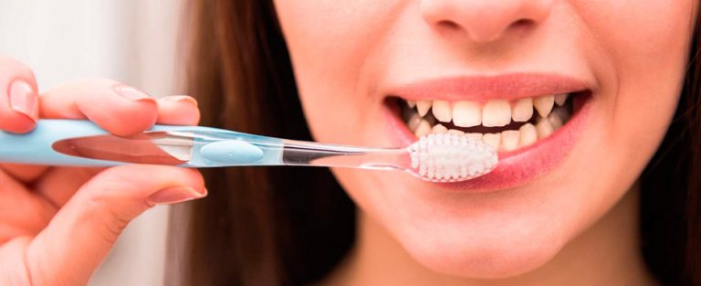 como eliminar las manchas marrones en los dientes