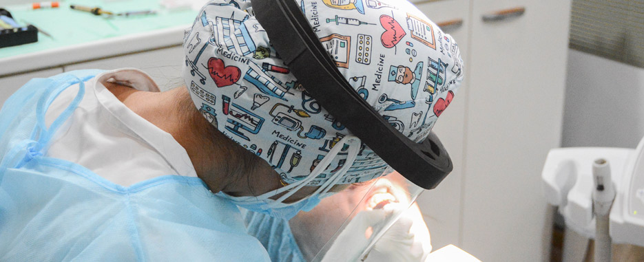 cuales son las causas de las encias blancas