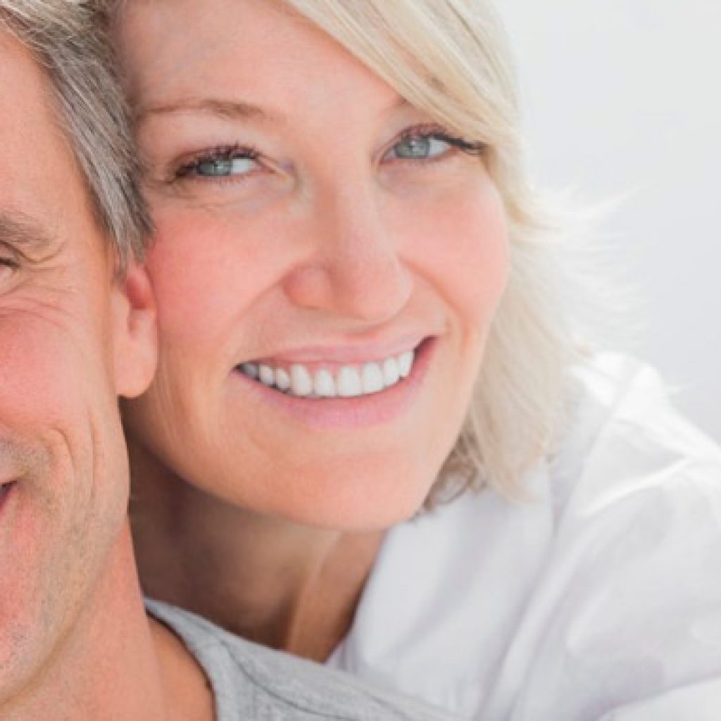 pareja con implantes dentales