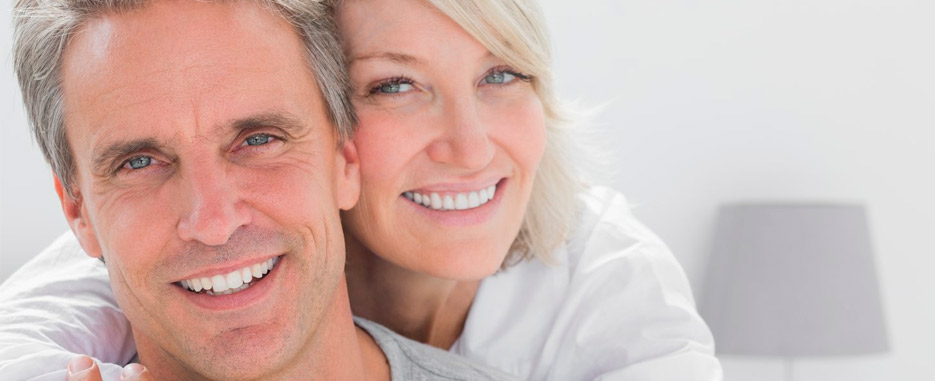 pareja con implantes dentales