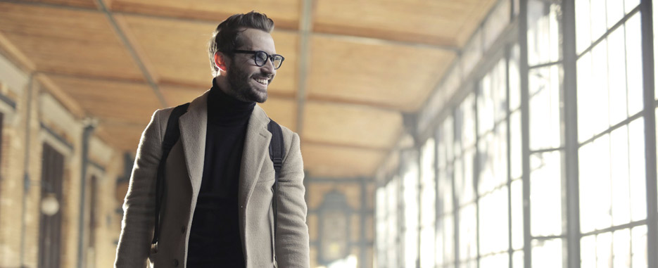 hombre paseando por estación