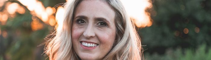 mujer sonriendo en el campo