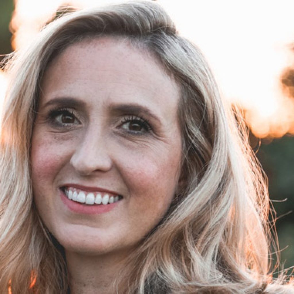 mujer sonriendo en el campo