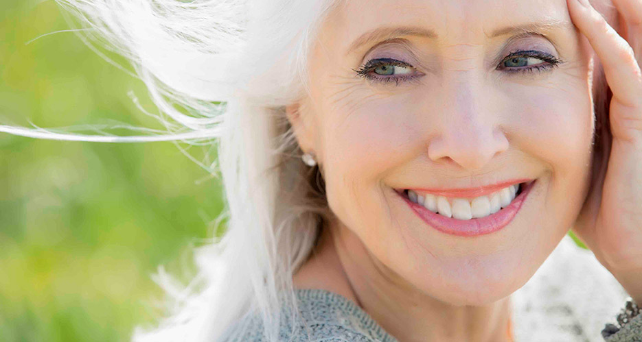 implantes dentales en pacientes periodontales que sonrien