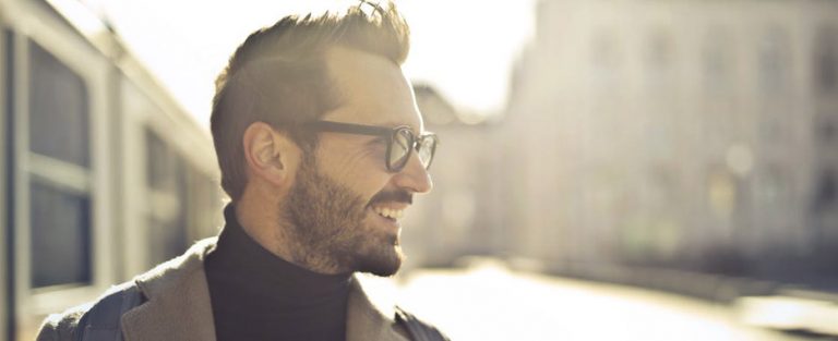 hombre sonriendo