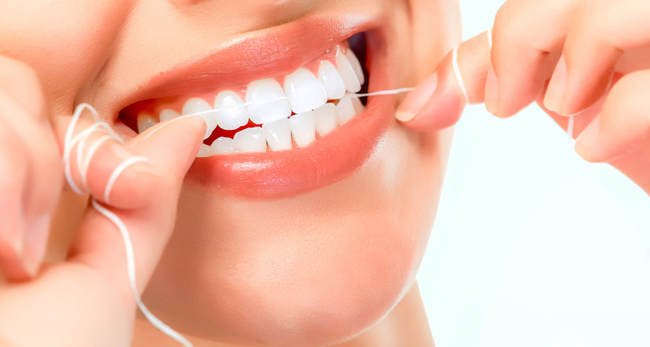Hilo dental para cuidado de implantes dentales