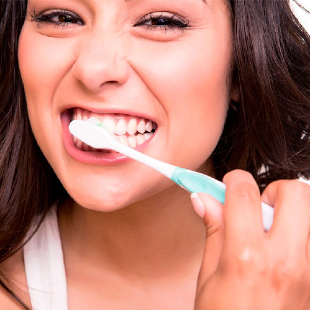 El mantenimiento de los implantes dentales se hace con la higiene