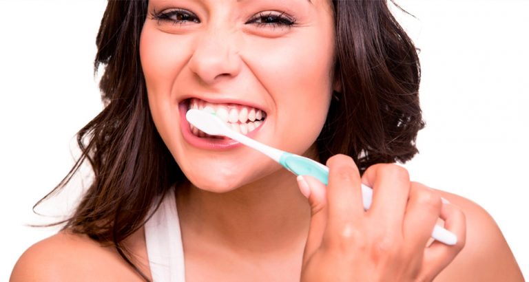 El mantenimiento de los implantes dentales se hace con la higiene