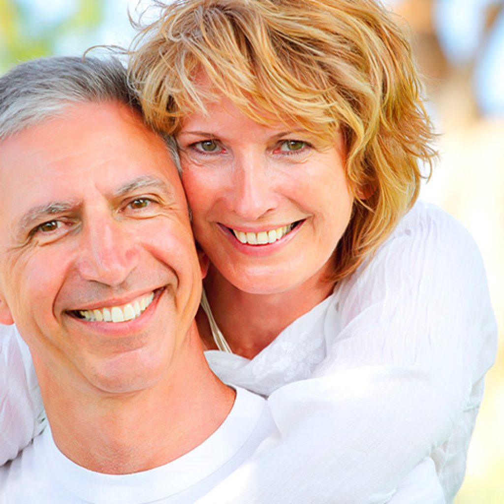 Sonrisas de pacientes con implantes dentales con enfermedad periodontal