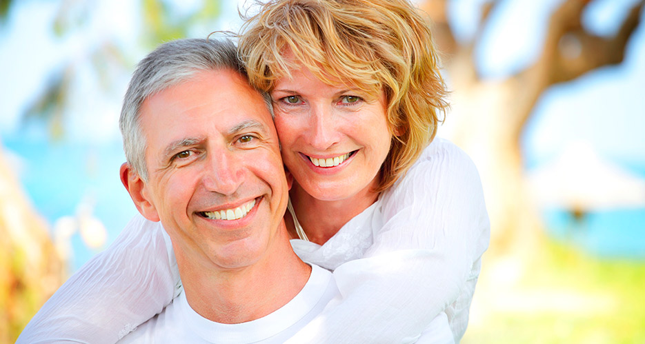 Sonrisas de pacientes con implantes dentales con enfermedad periodontal