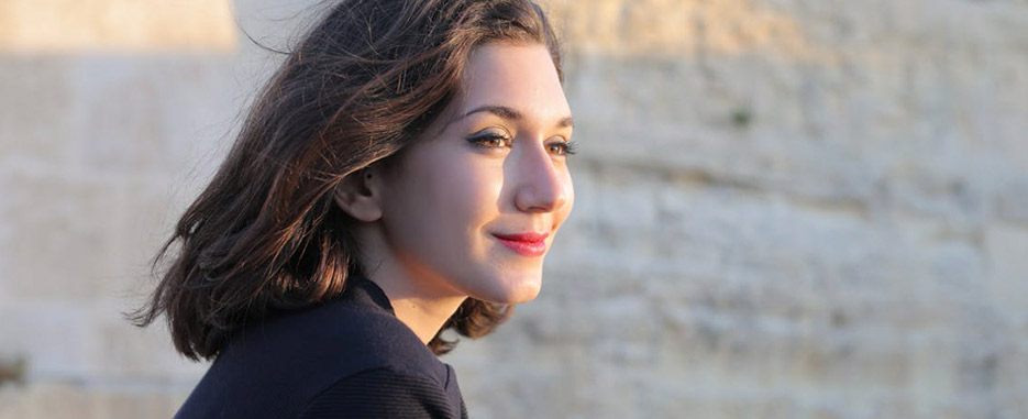 chica mirando de perfil