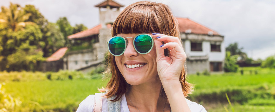 PRF Plasma rico en factores de crecimiento en Odontología mujer sonriendo después de cirugia bucal