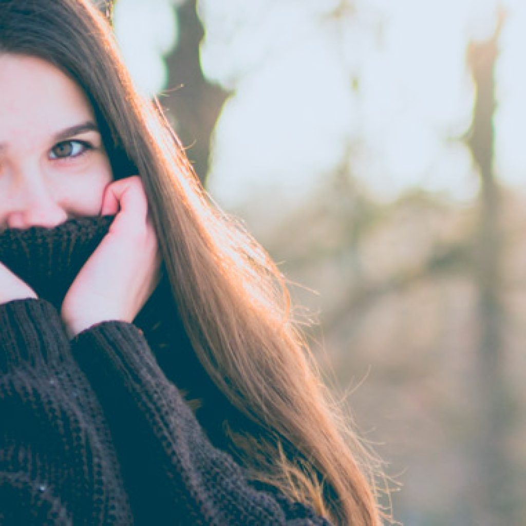 chica tapándose la boca