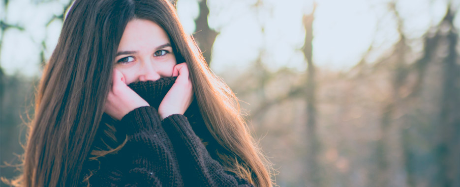 chica tapándose la boca