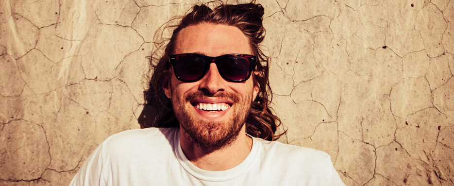 Extracción de muela del juicio con cirugía hombre sonriendo tras intervencion de muela del juicio