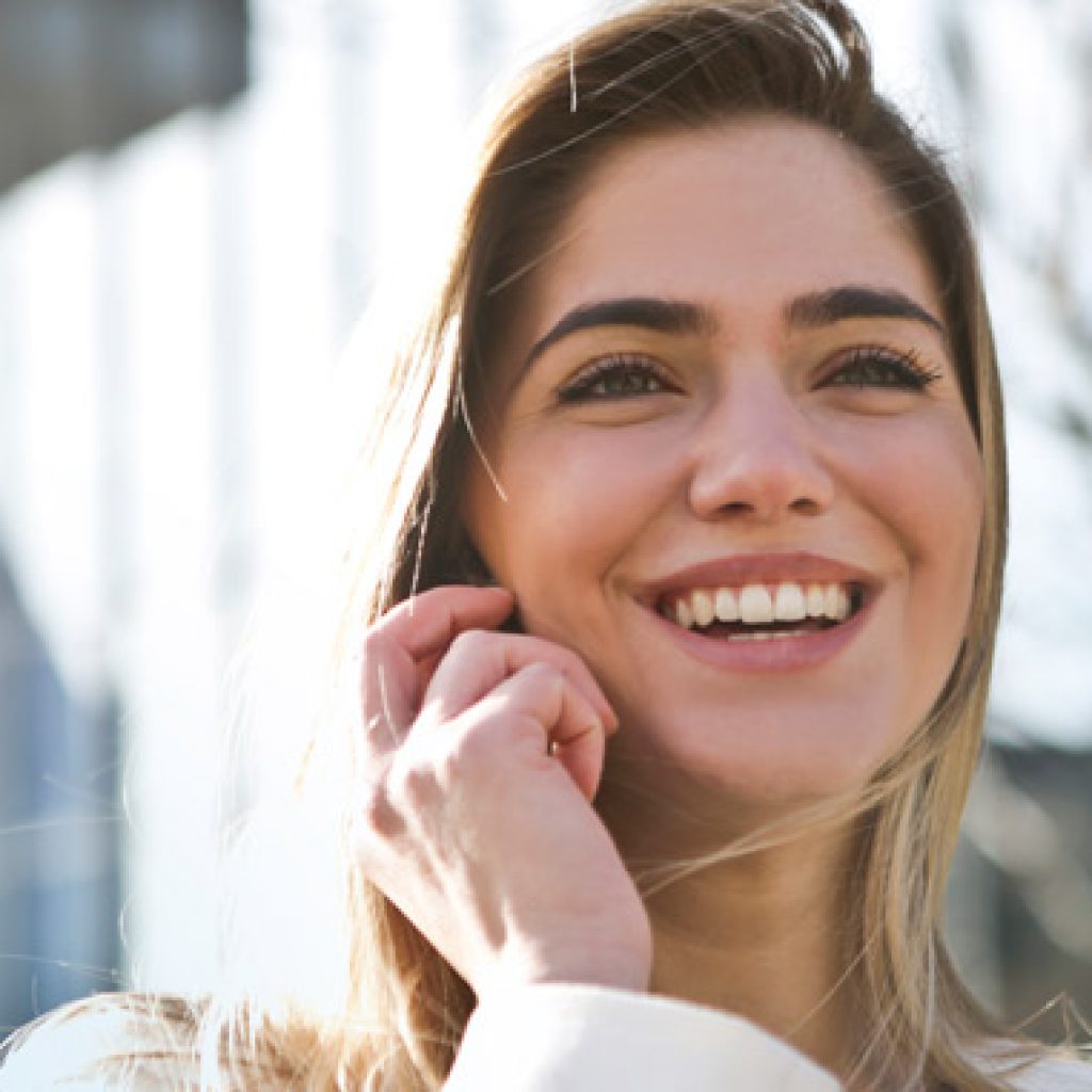 joven sonriendo al aire libre