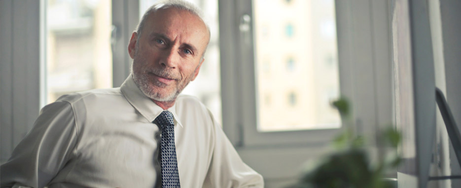 ¿Salvar los dientes o tratamiento de implantes dentales? hombre adulto satisfecho con tratamiento dental