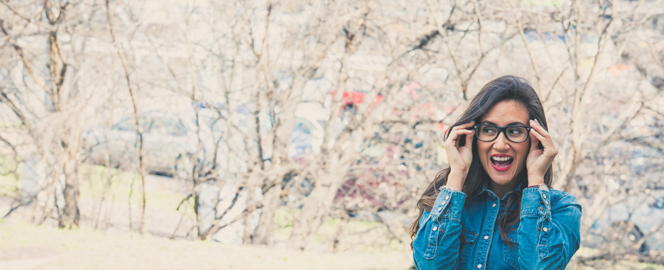 mujer mediana edad feliz en el campo