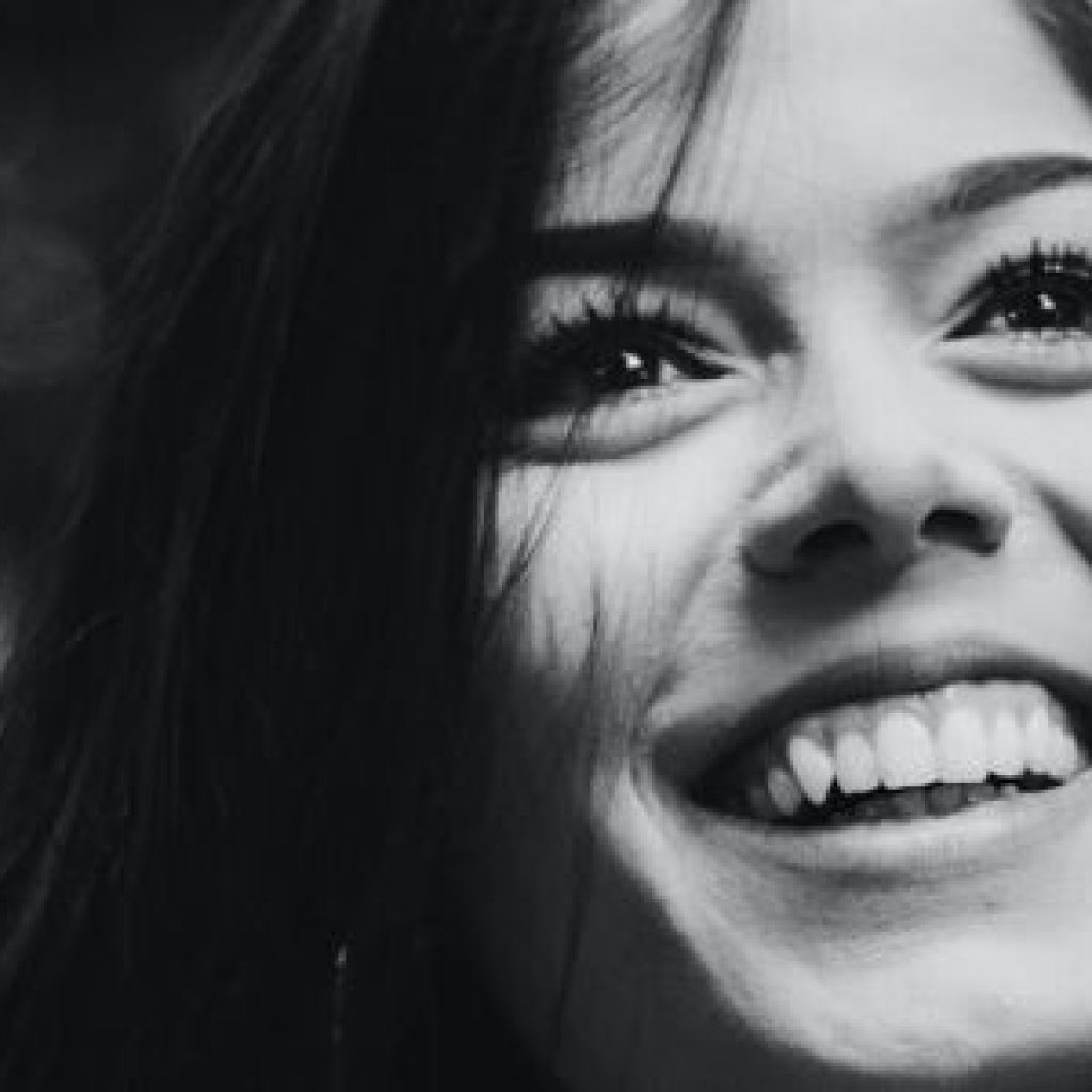chica sonriendo carillas composite
