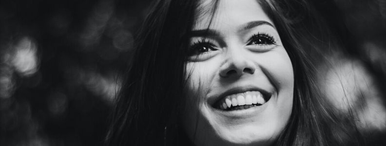 chica sonriendo carillas composite